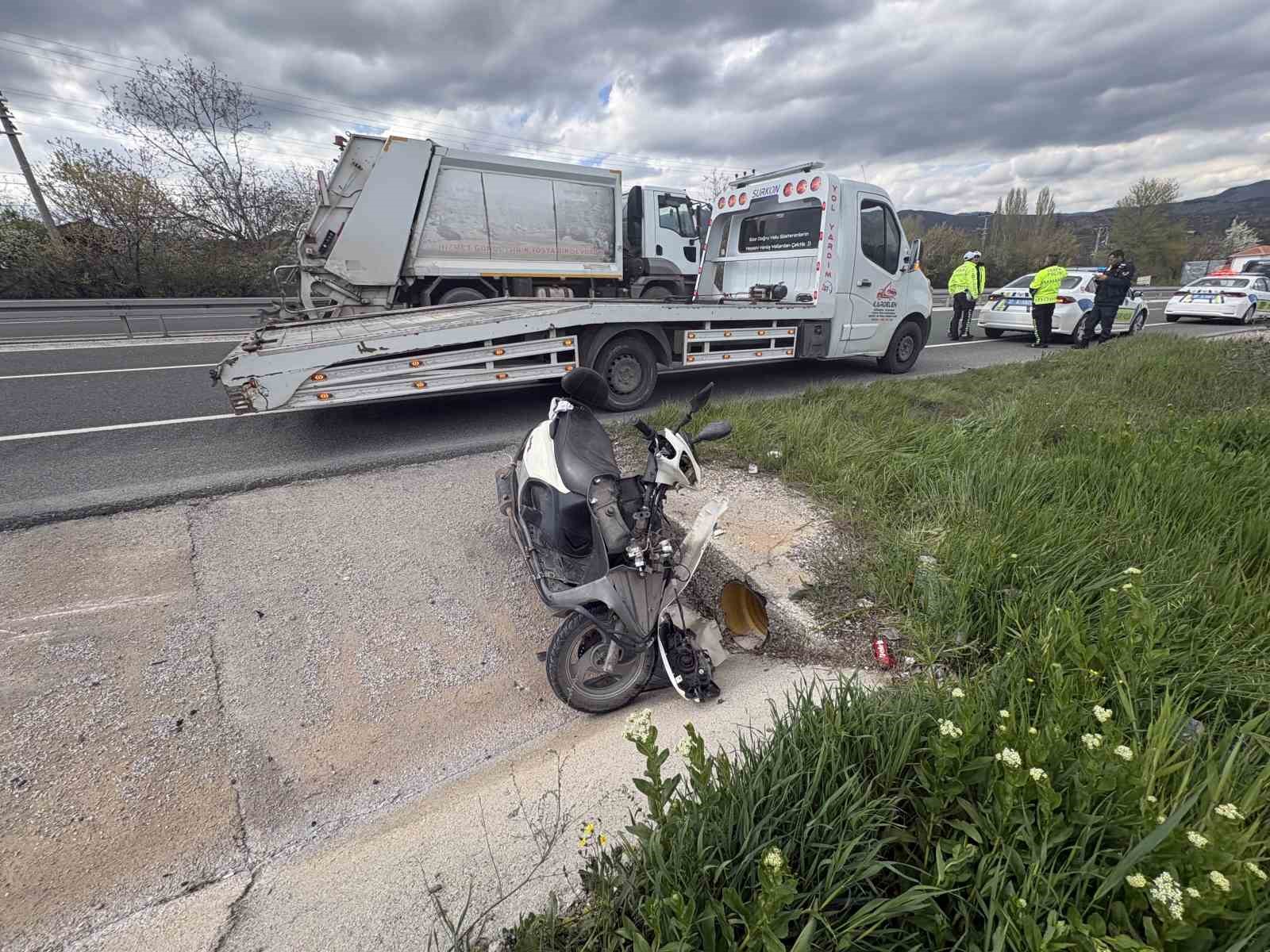 Yoldan çıkan motosikletten düşen 1’i çocuk 3 kişi yaralandı
