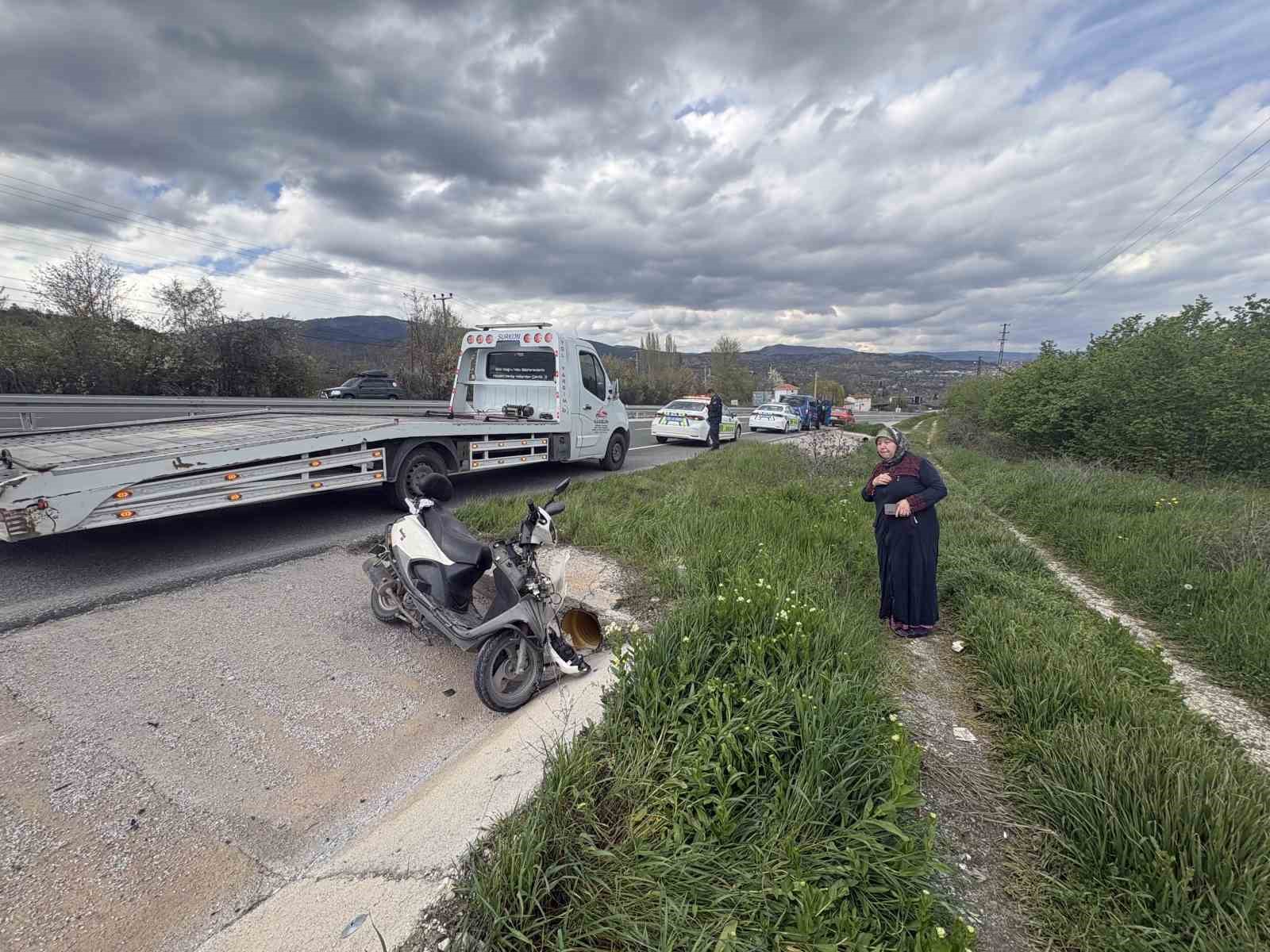 Yoldan çıkan motosikletten düşen 1’i çocuk 3 kişi yaralandı
