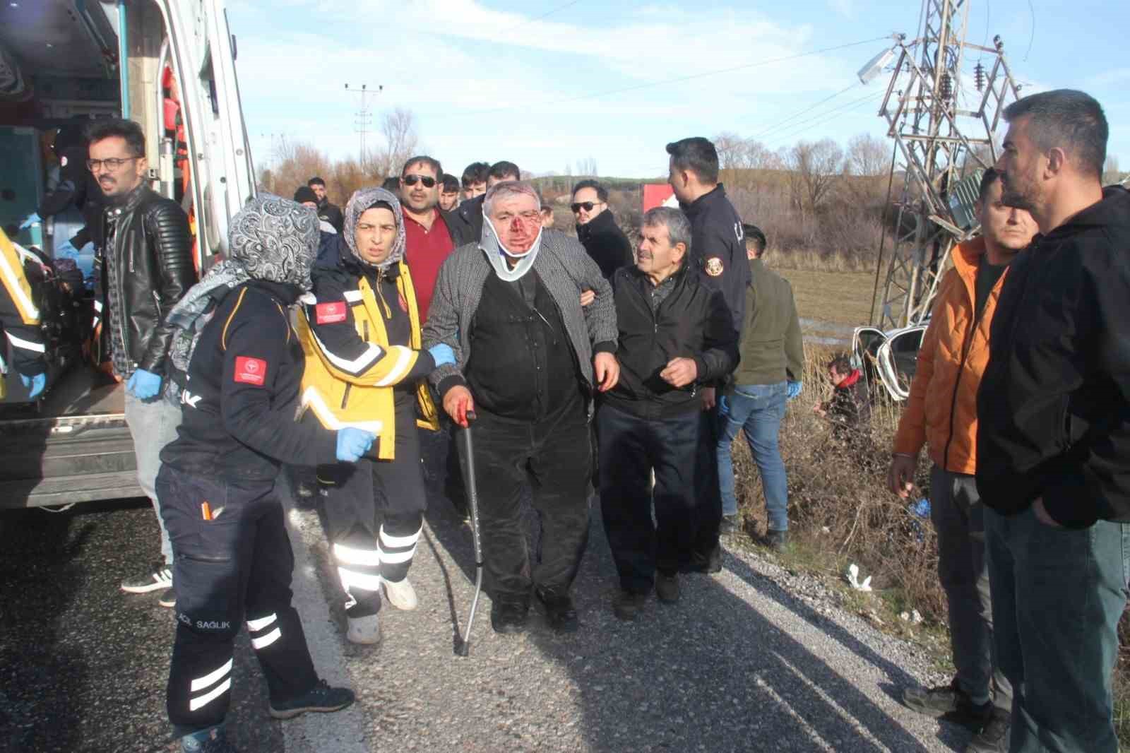 Yoldan çıkan otomobil direğe çarptı: 3 yaralı
