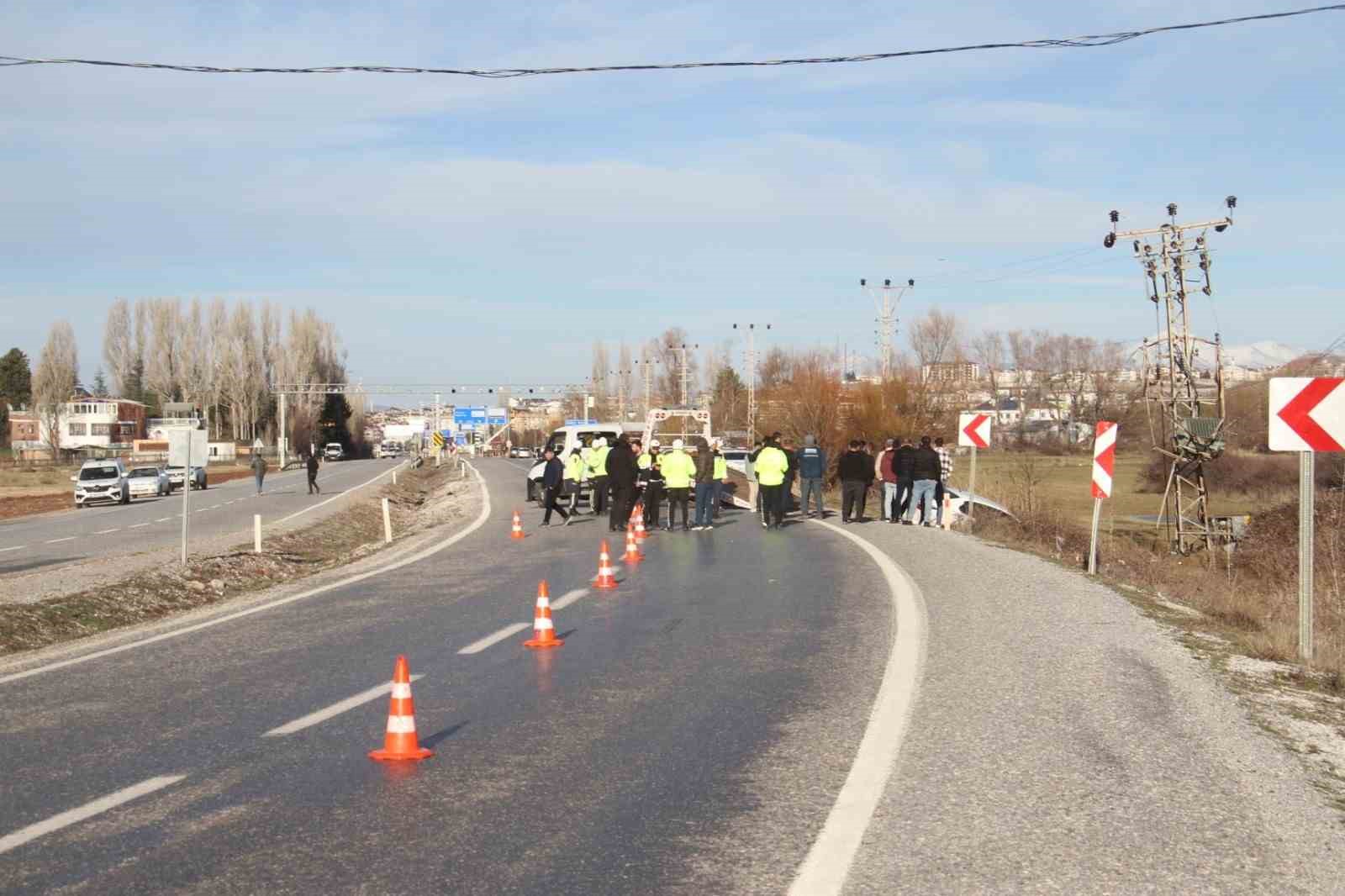 Yoldan çıkan otomobil direğe çarptı: 3 yaralı
