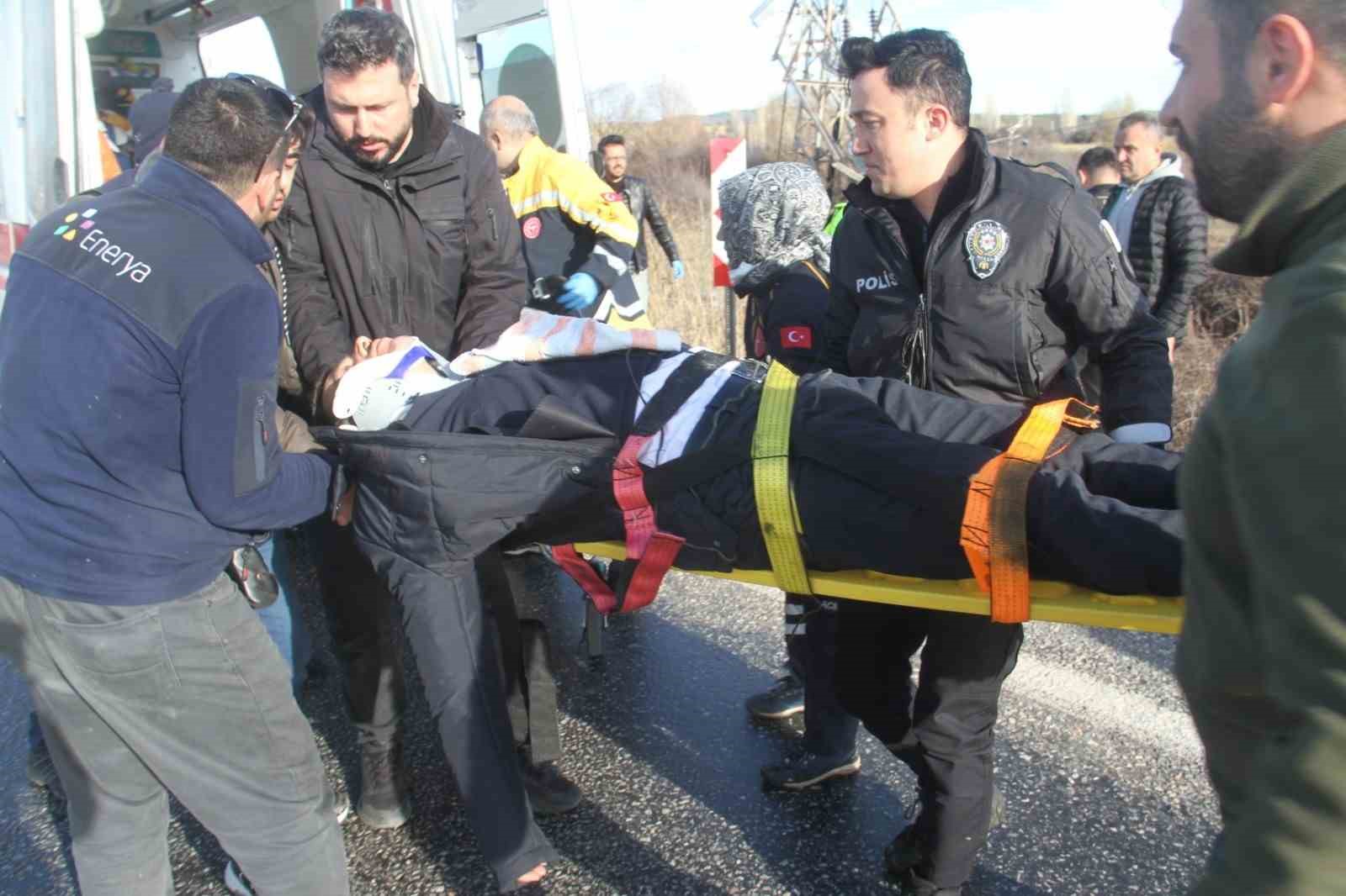 Yoldan çıkan otomobil direğe çarptı: 3 yaralı
