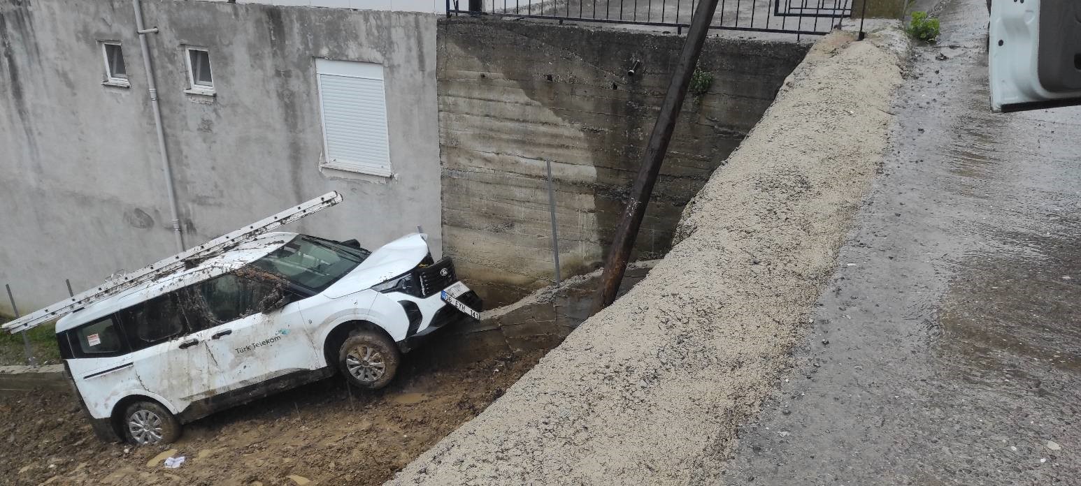 Yoldan çıkan otomobil tarlaya girdi
