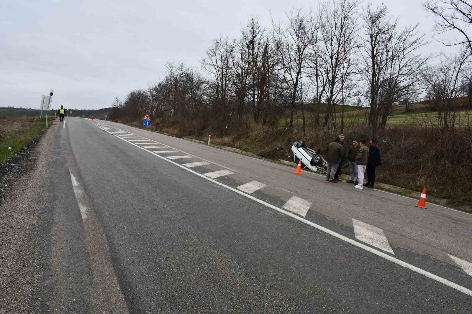 Yoldan çıkan otomobil ters döndü
