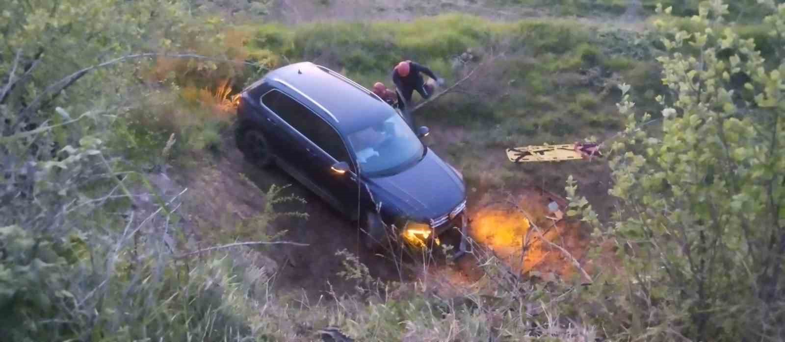 Yoldan çıkan otomobilin sürücüsü, tarlaya uçtu
