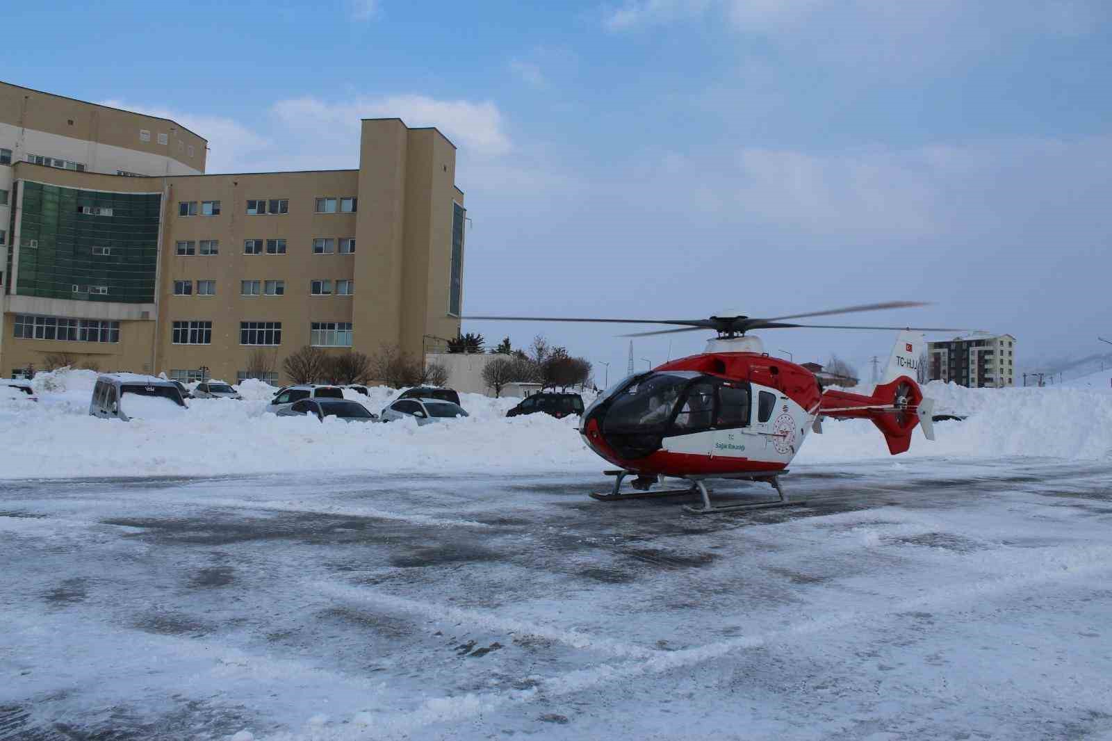 Yolu kapalı köyde rahatsızlanan anne ve bebeği ambulans helikopterle kurtarıldı
