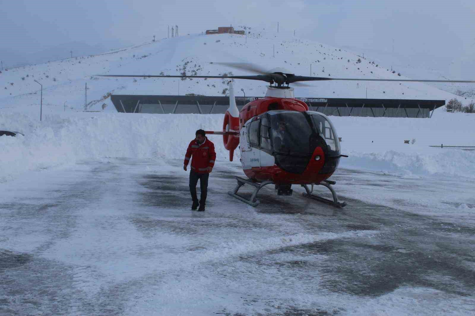 Yolu kapalı köyde rahatsızlanan anne ve bebeği ambulans helikopterle kurtarıldı
