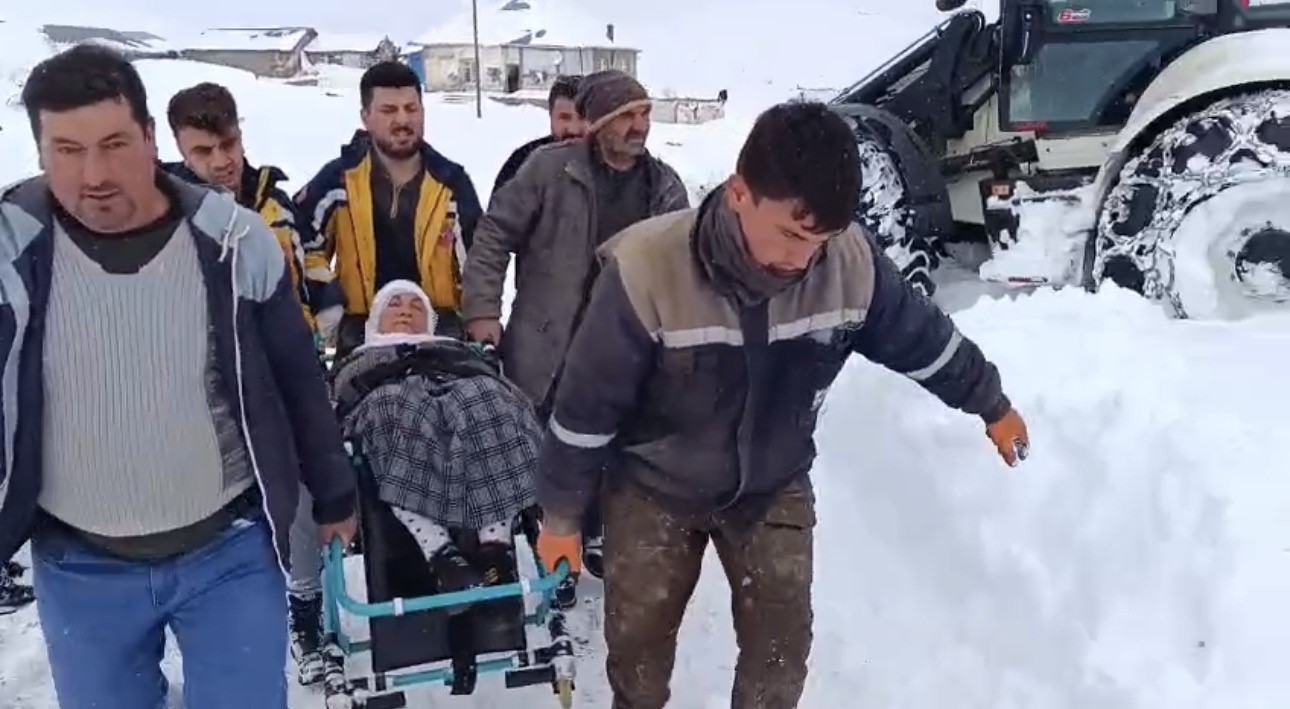 Yolu kapanan köyde mahsur kalan hasta 4 saatlik çalışmayla kurtarıldı
