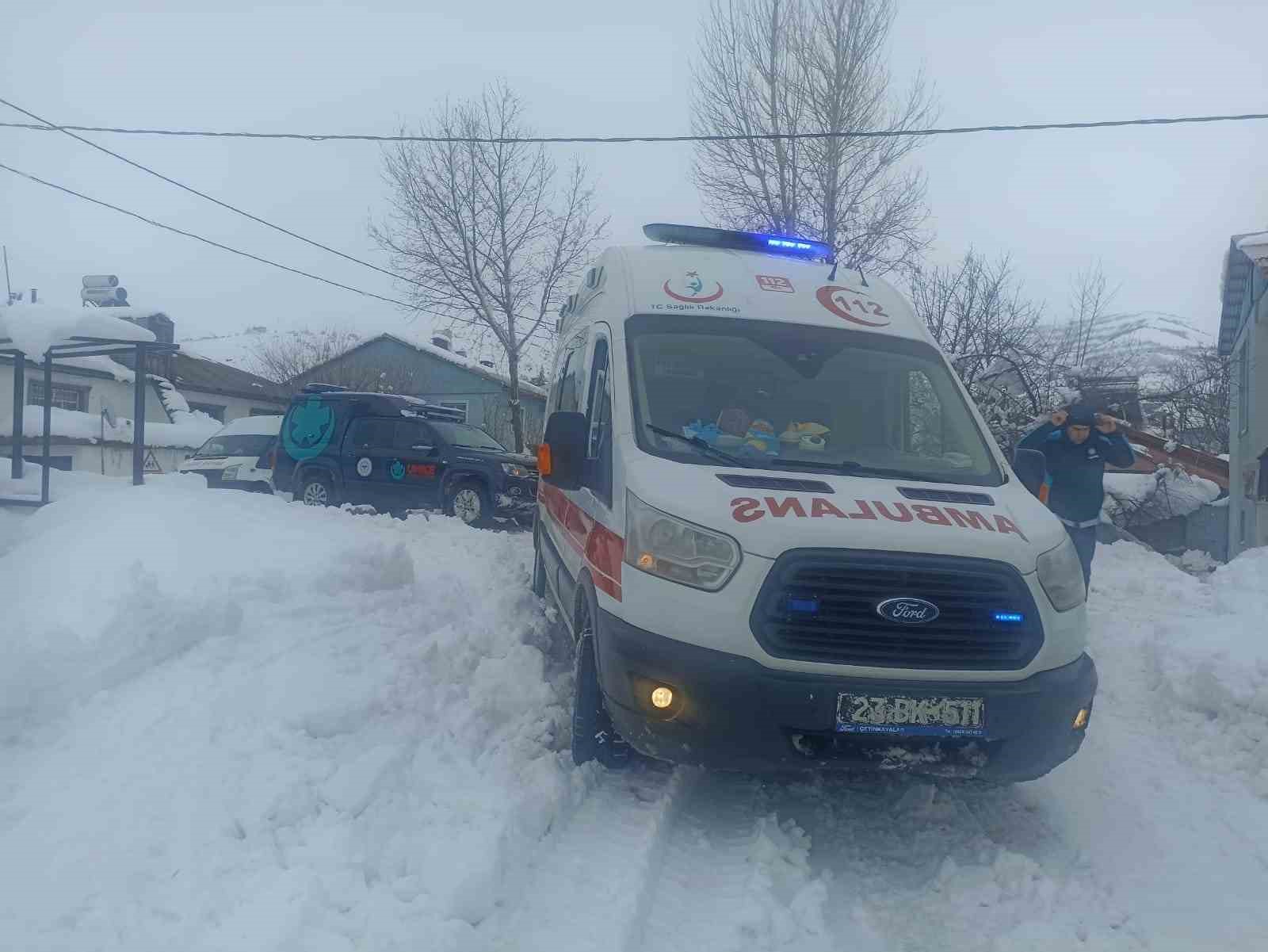 Yolu kapanan köyde mahsur kalan KOAH hastasının yardımına UMKE yetişti

