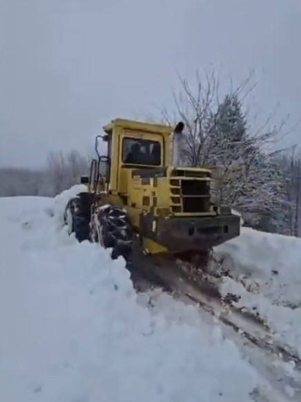 Yolu kapanan köydeki hastanın ilaçları için ekipler seferber oldu
Yolu kapanan köydeki hastanın ilaçları için ekipler seferber oldu