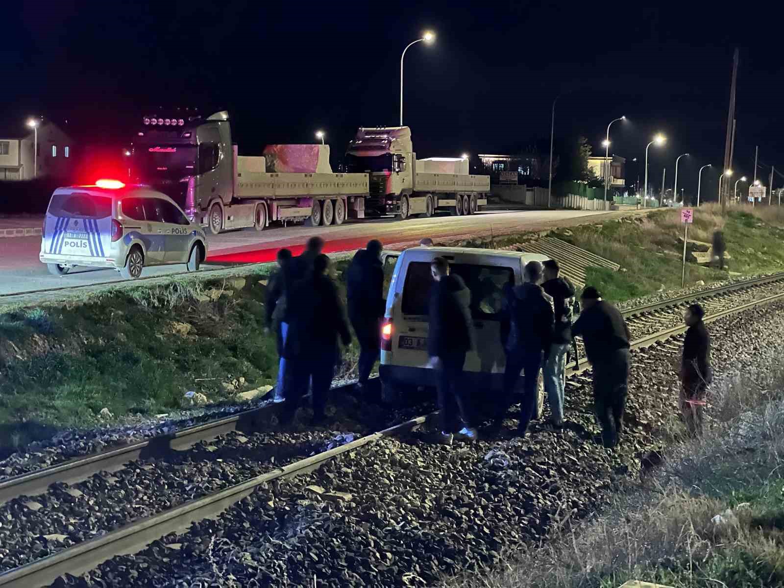 Yolu karıştırıp tren raylarına giren sürücünün tehlikeli anları
