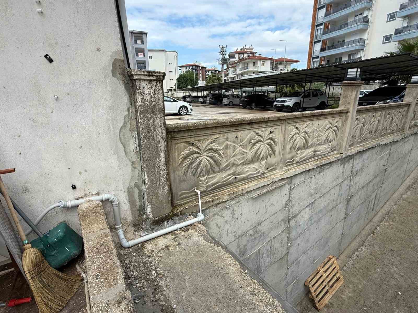 Yolu kısaltmak isterken  apartman boşluğuna düşerek hayatını kaybetti
