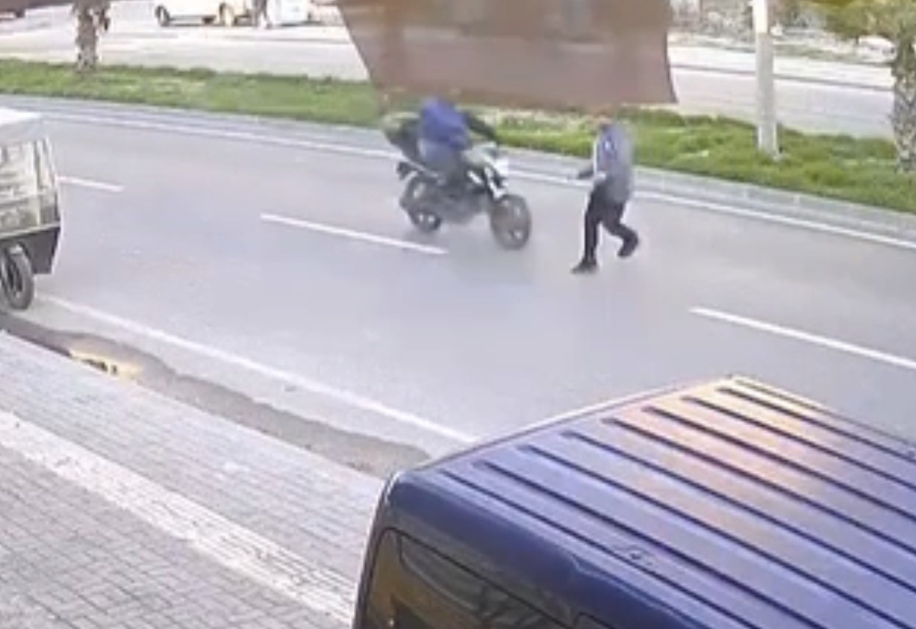 Yolun karşısına geçerken motosikletin çarptığı bir kişi yaralandı
