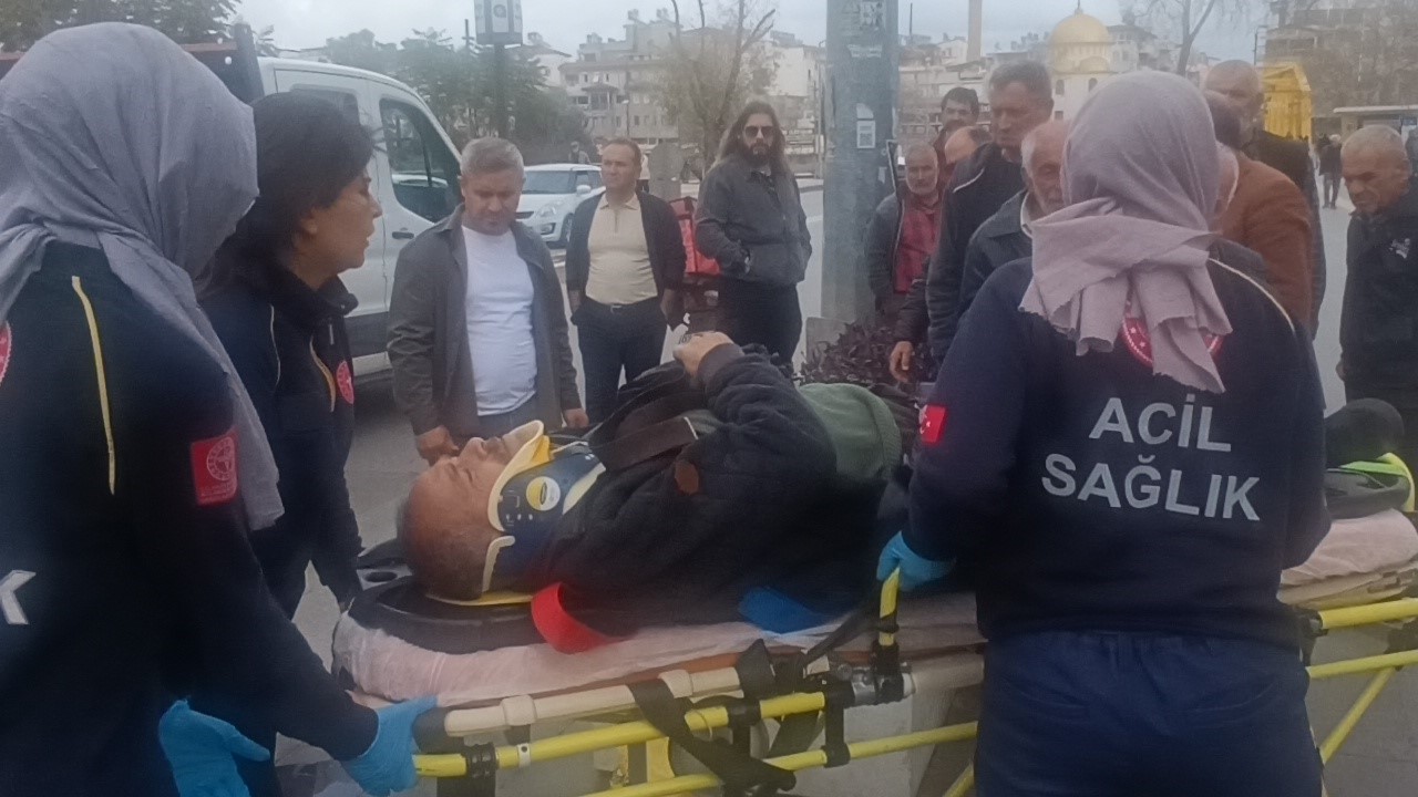 Yolun karşısına geçerken motosikletin çarptığı yaya yaralandı
