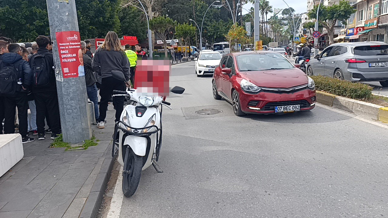 Yolun karşısına geçerken motosikletin çarptığı yaya yaralandı
