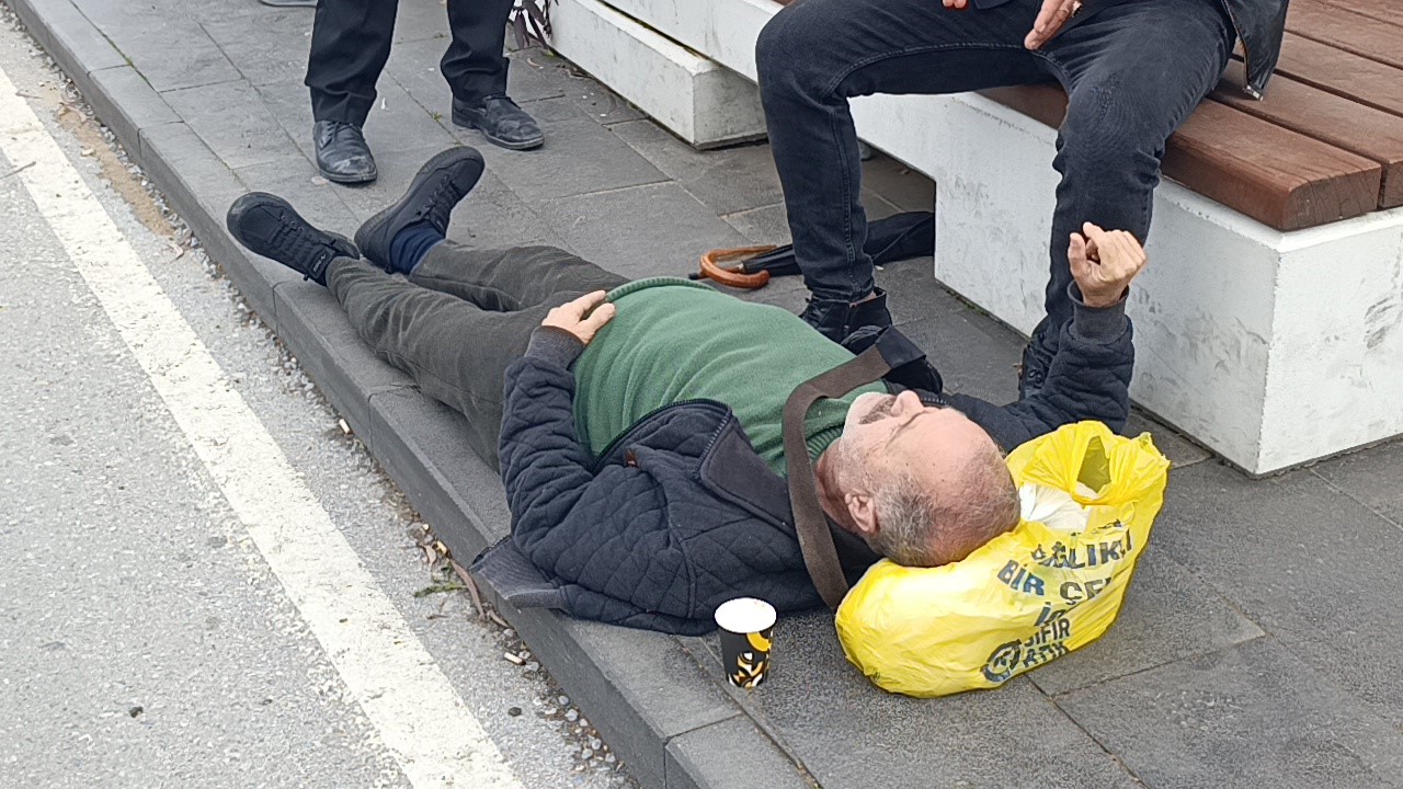 Yolun karşısına geçerken motosikletin çarptığı yaya yaralandı
