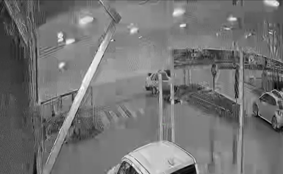 Yolun karşısına geçerken otomobilin çarptığı kadın ağır yaralandı: Kaza anı kamerda
