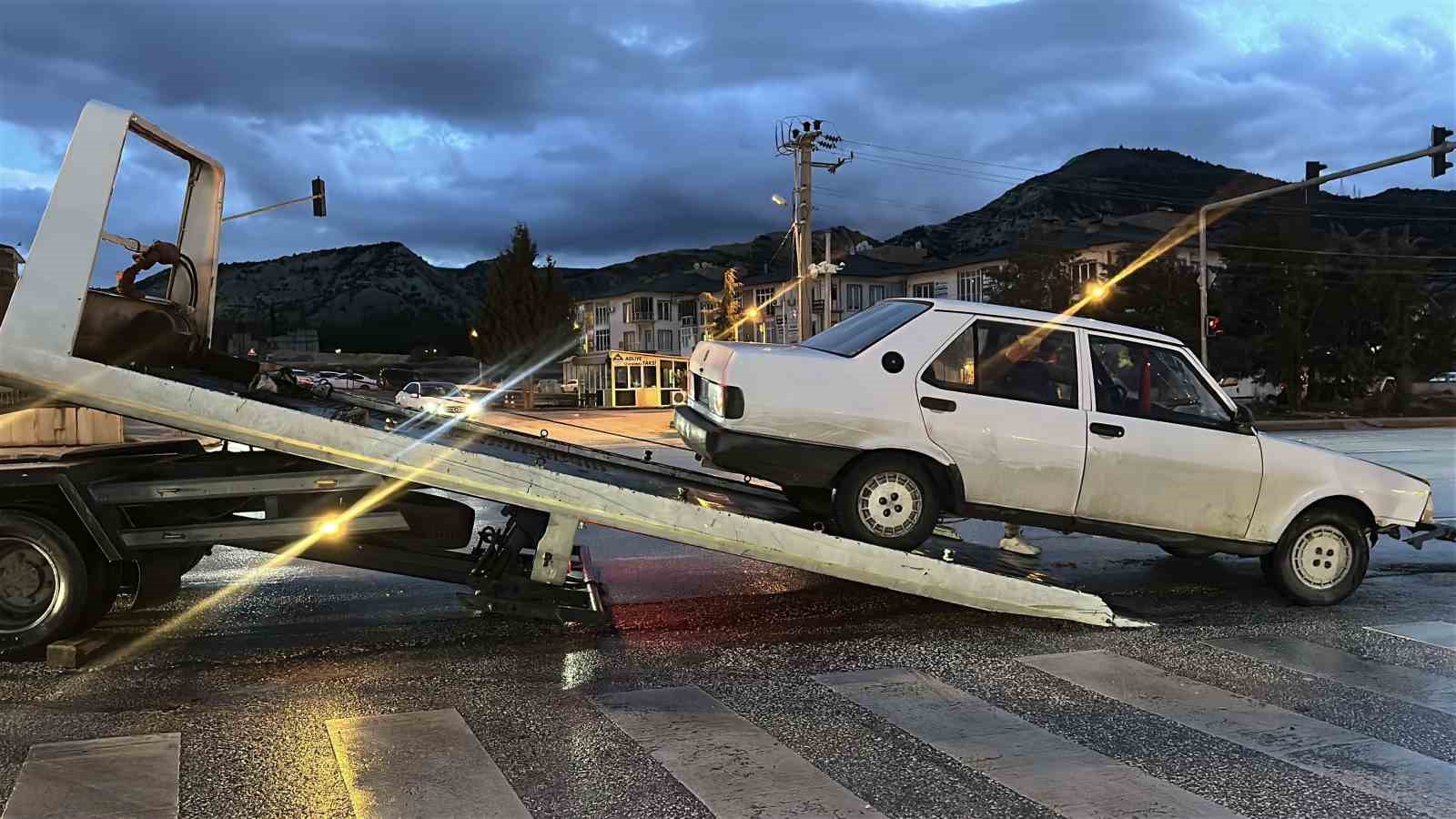 Yolun karşısına geçerken otomobilin çarptığı kadın ağır yaralandı: Kaza anı kamerda
