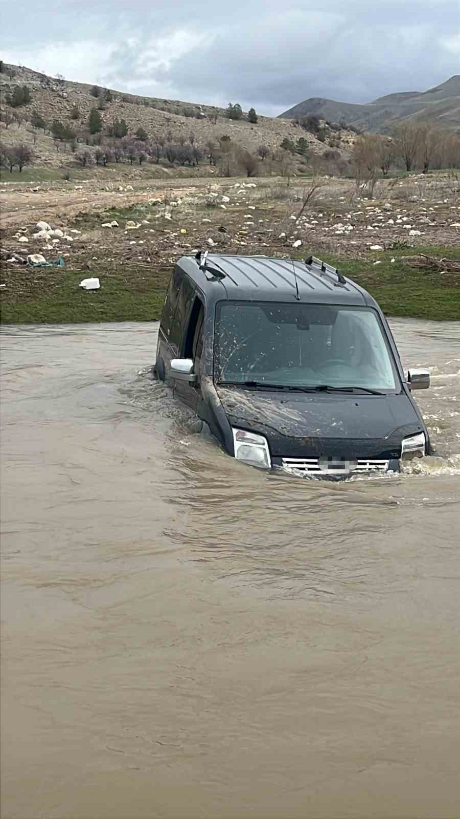 Yolunu kaybetti, aracıyla çayı geçmeye çalışırken suda mahsur kaldı
