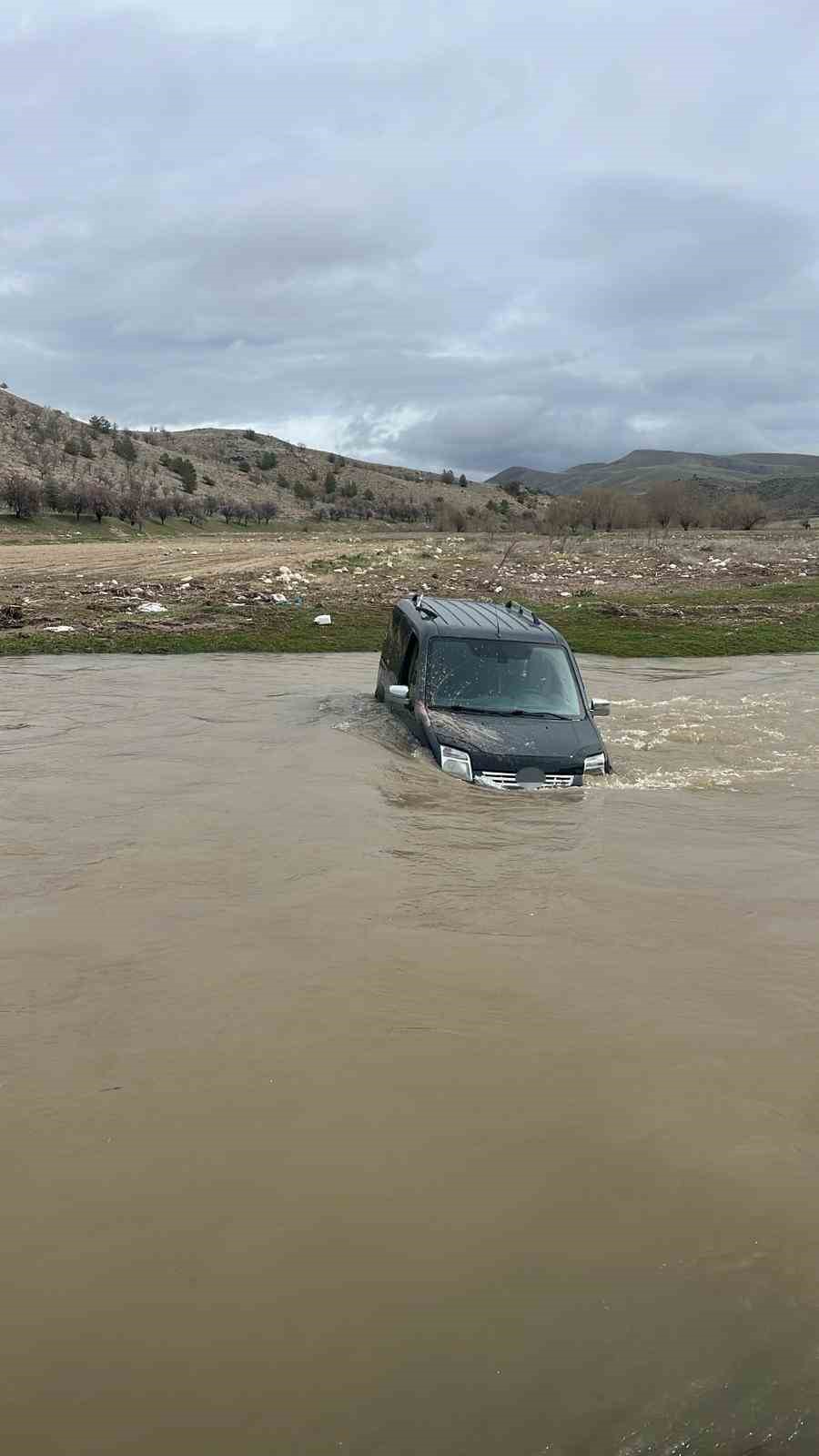 Yolunu kaybetti, aracıyla çayı geçmeye çalışırken suda mahsur kaldı
