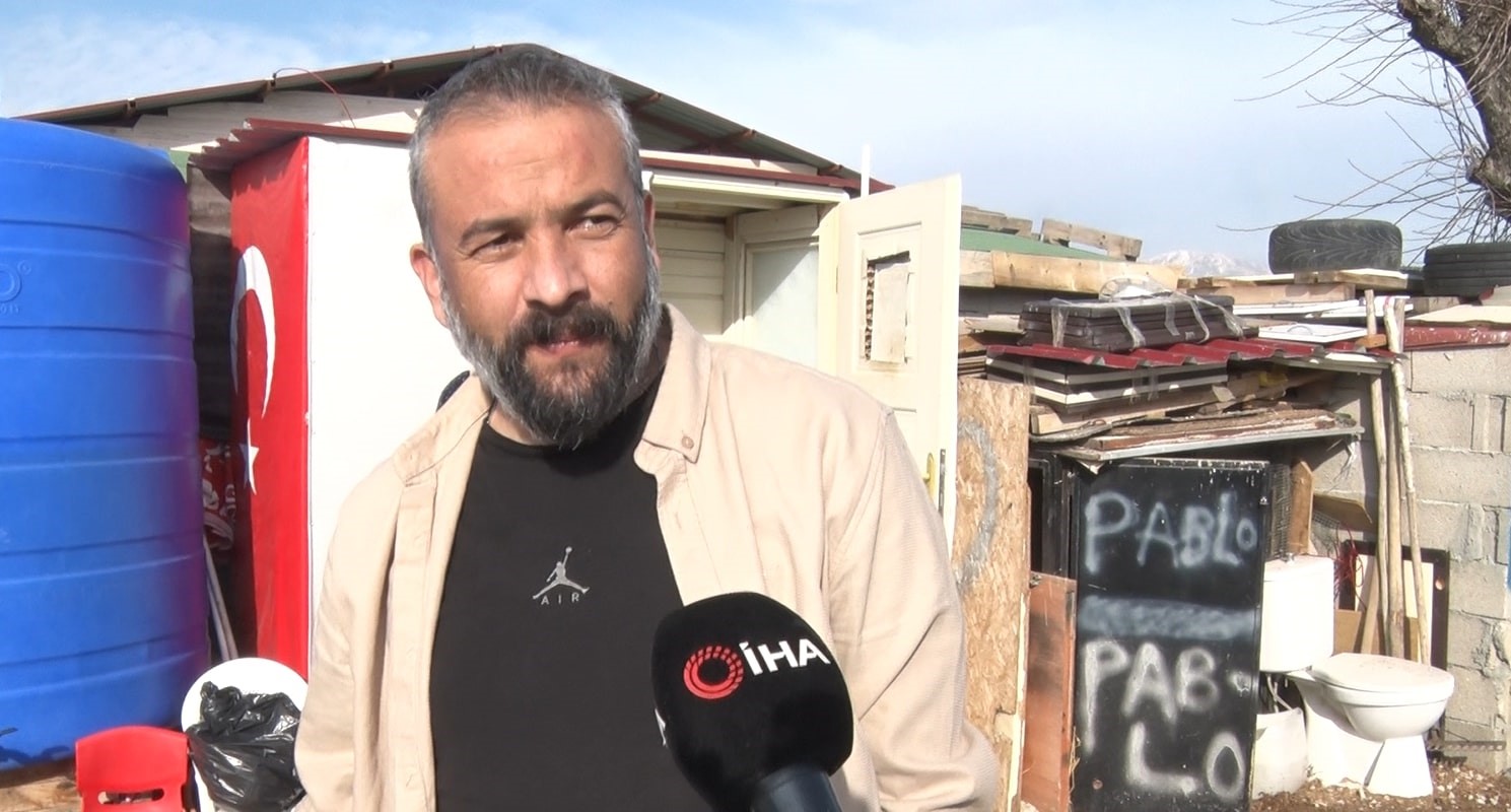 Yolunu şaşıran kuğu, Ankara’da bir evin bahçesine düştü
Yolunu şaşıran kuğu, Ankara’da bir evin bahçesine düştü