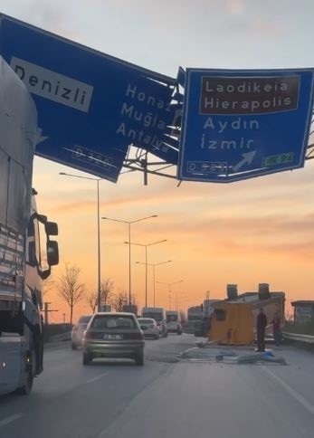 Yönlendirme tabelasına çarpan tırın dorsesi yola savruldu

