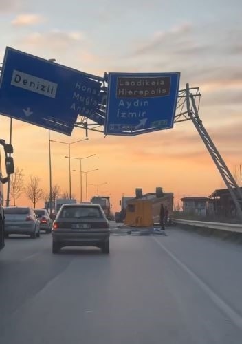 Yönlendirme tabelasına çarpan tırın dorsesi yola savruldu
