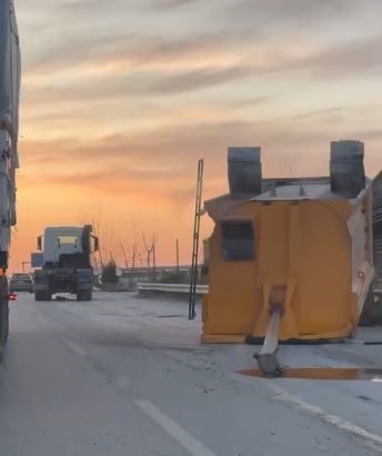 Yönlendirme tabelasına çarpan tırın dorsesi yola savruldu
