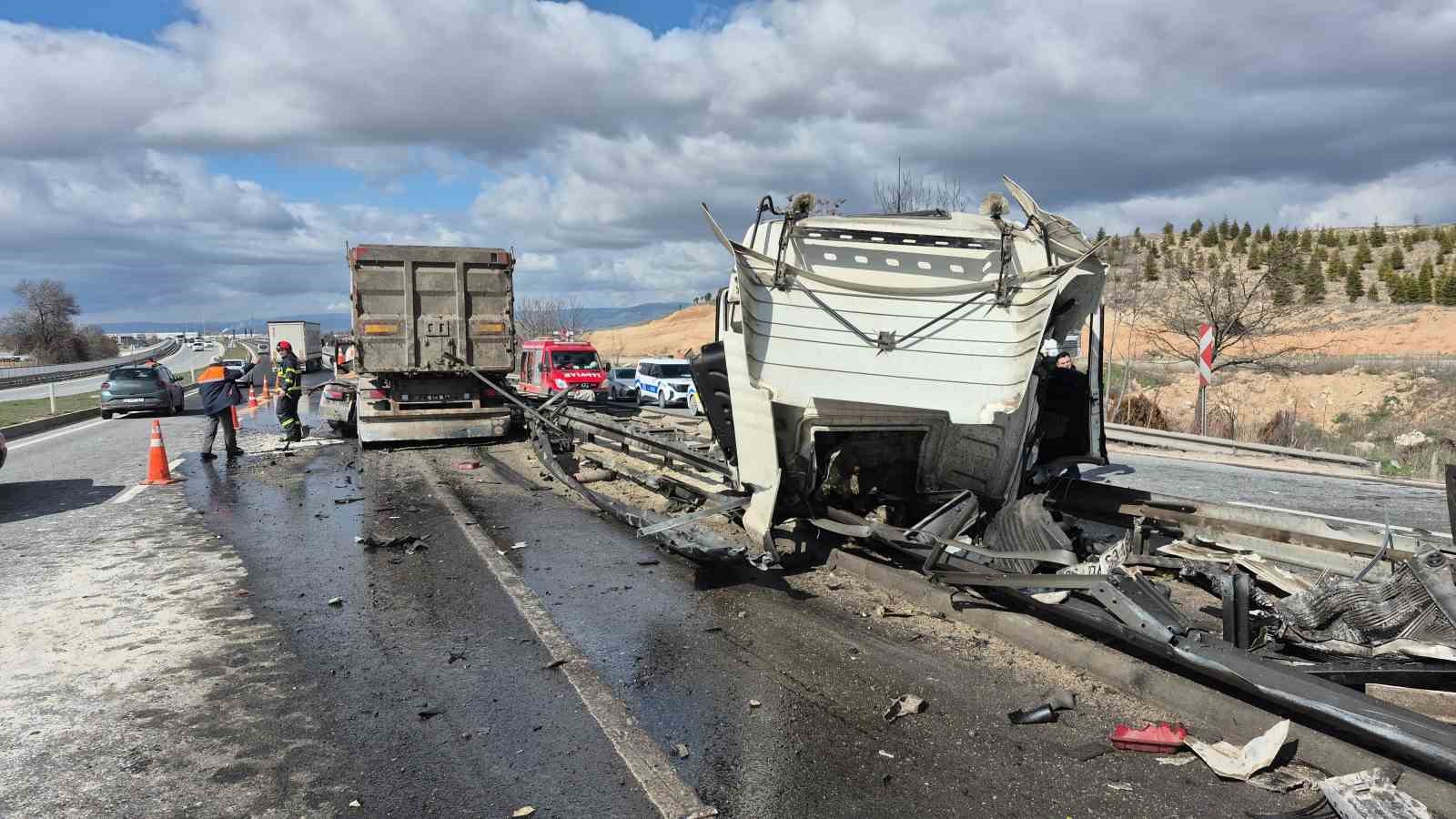 Yönlendirme tabelasına çarpan tırın ön kabini koptu: 1 yaralı
