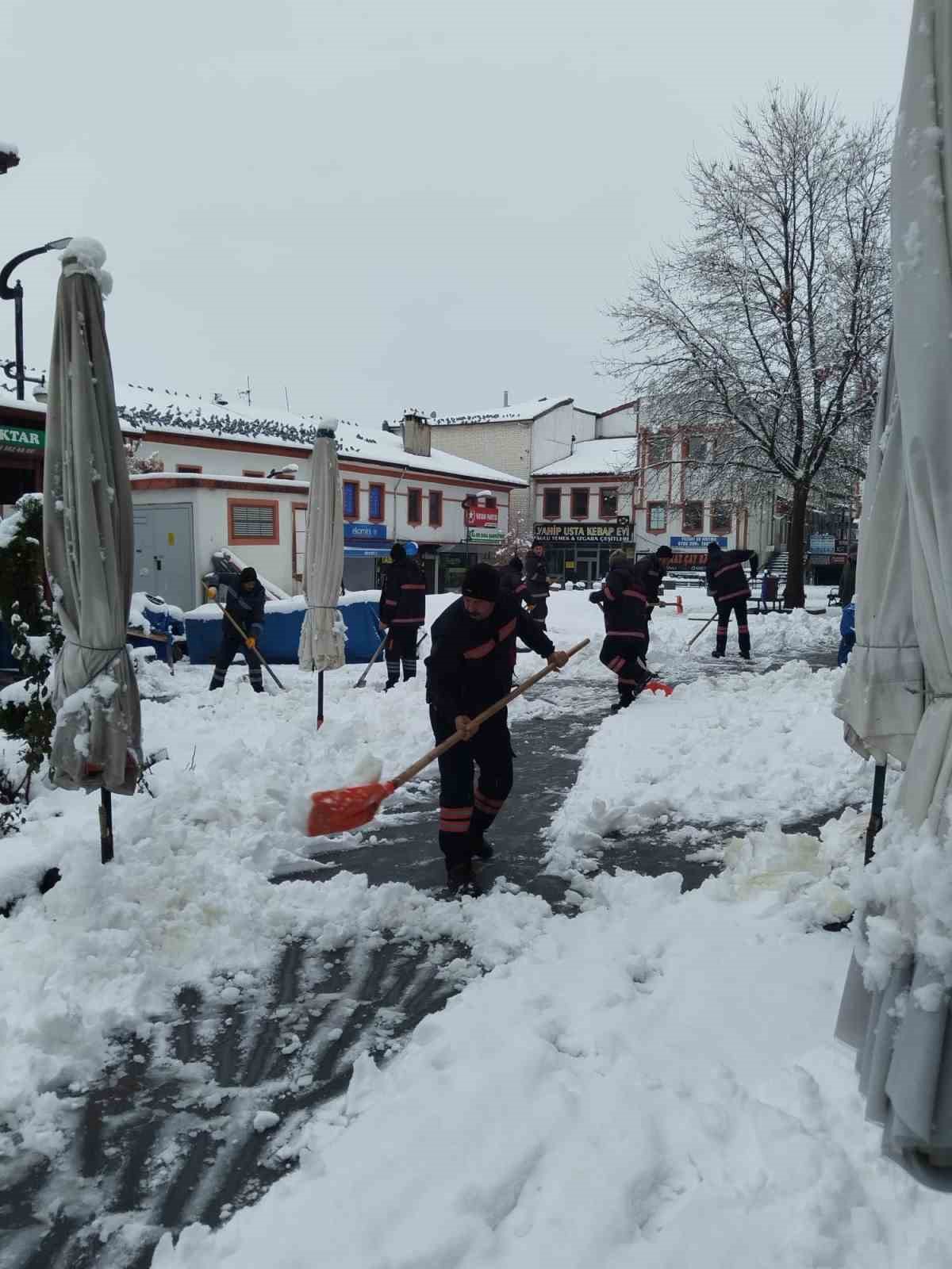 Yozgat beyaza büründü, belediye ekipleri harekete geçti
