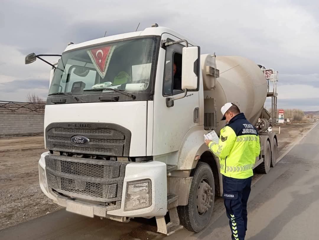 Yozgat İl Jandarma Komutanlığı üç ayda 522 bin 364 kişiyi sorguladı
Yozgat İl Jandarma Komutanlığı üç ayda 522 bin 364 kişiyi sorguladı