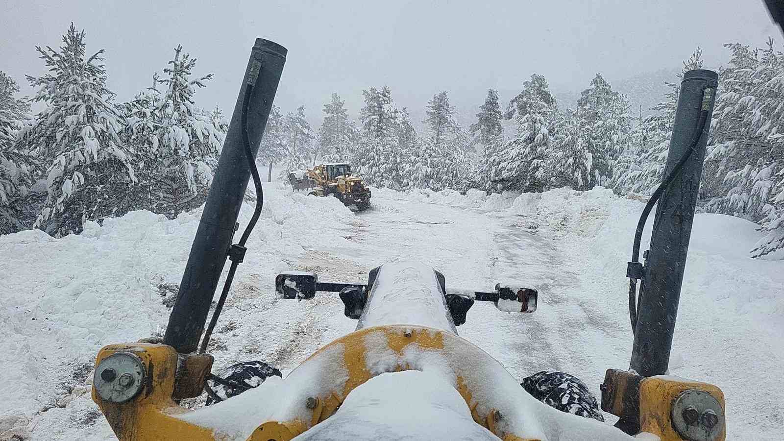 Yozgat Özel İdare ekipleri karla mücadeleyi sürdürüyor
