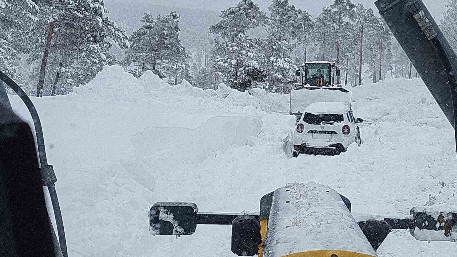 Yozgat Özel İdare ekipleri karla mücadeleyi sürdürüyor
