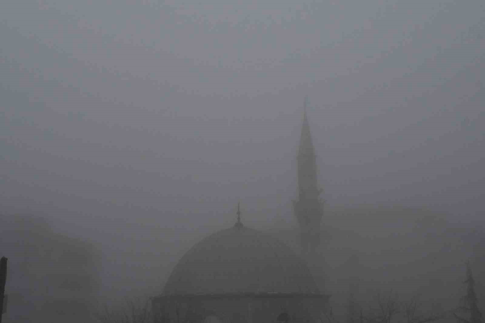 Yozgat sis altında kayboldu, görüş mesafesi 10 metreye kadar düştü
