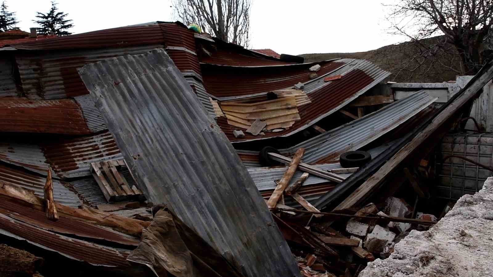 Yozgat’ta ahır çöktü, hayvanlar AFAD’ın yardımıyla kurtarıldı
