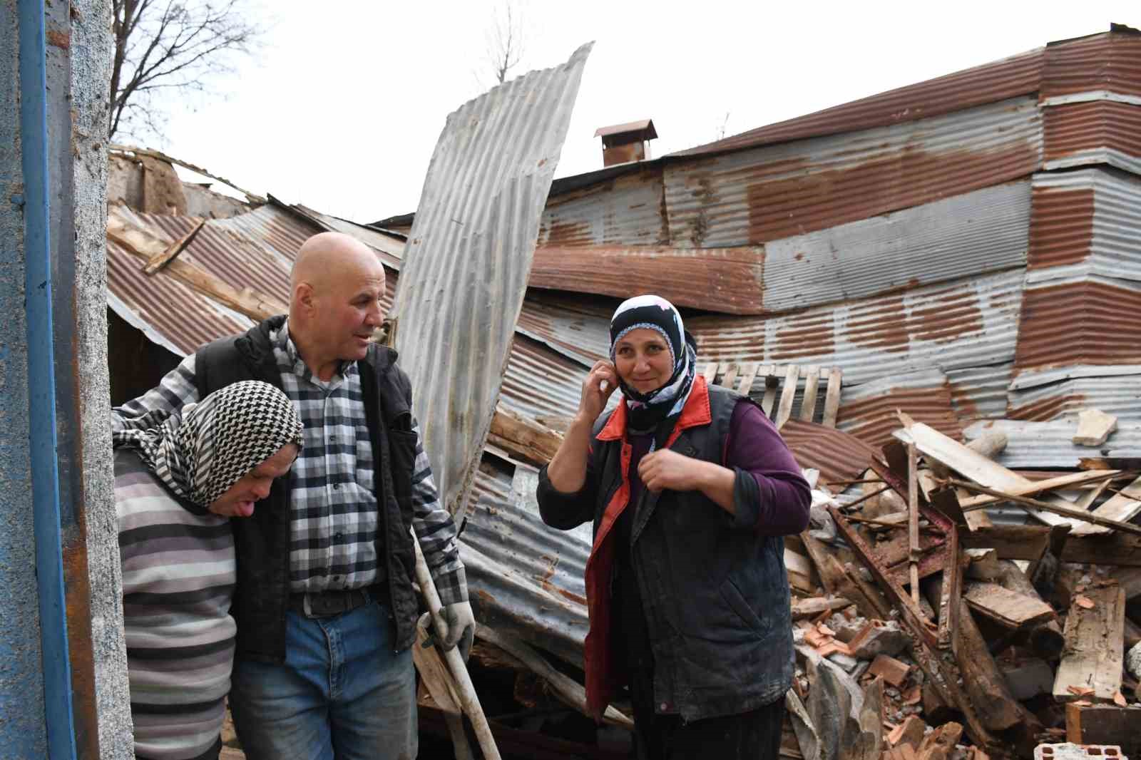 Yozgat’ta ahır çöktü, hayvanlar AFAD’ın yardımıyla kurtarıldı

