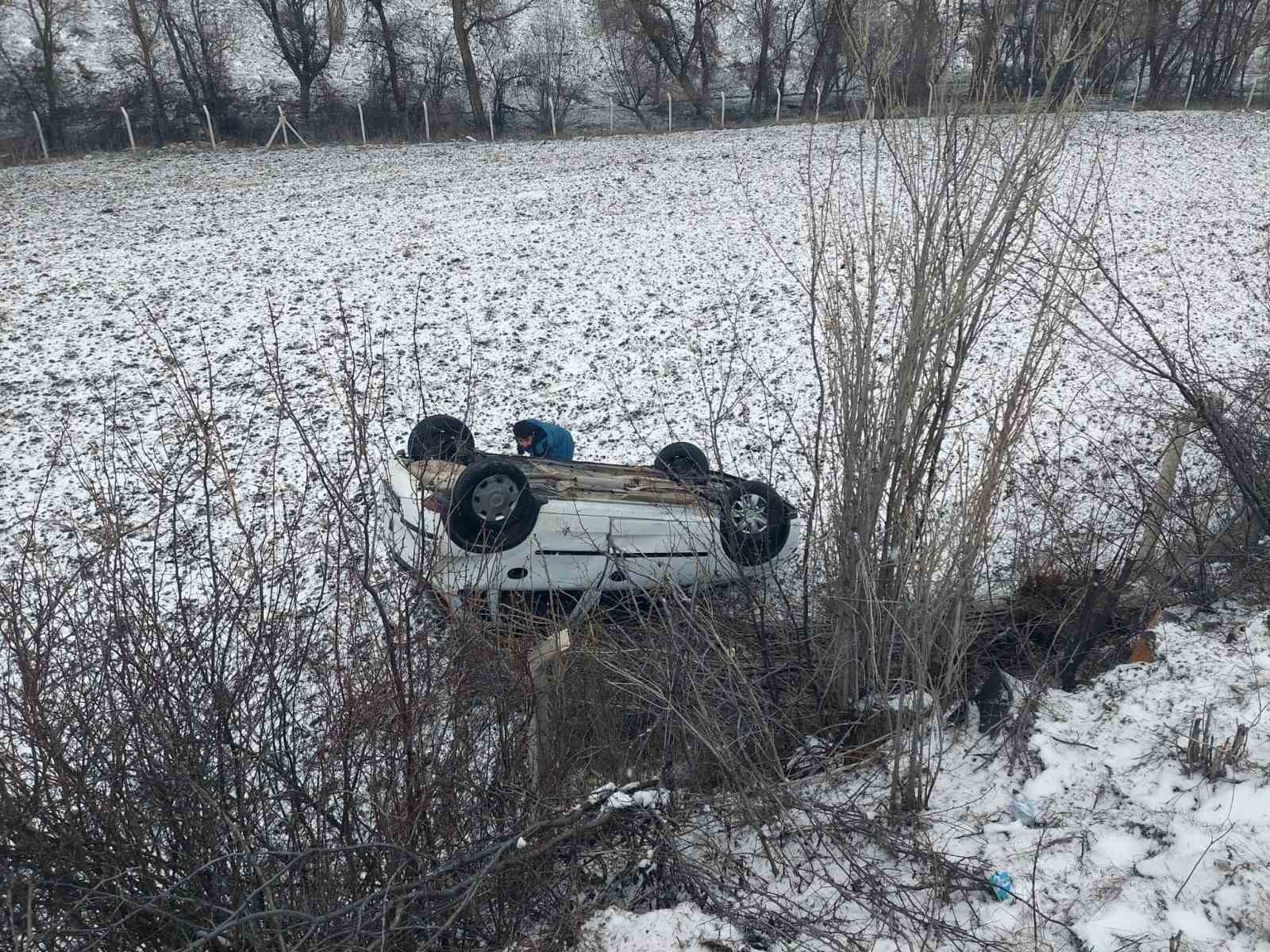 Yozgat’ta direksiyon hakimiyeti kaybedilen araç takla attı

