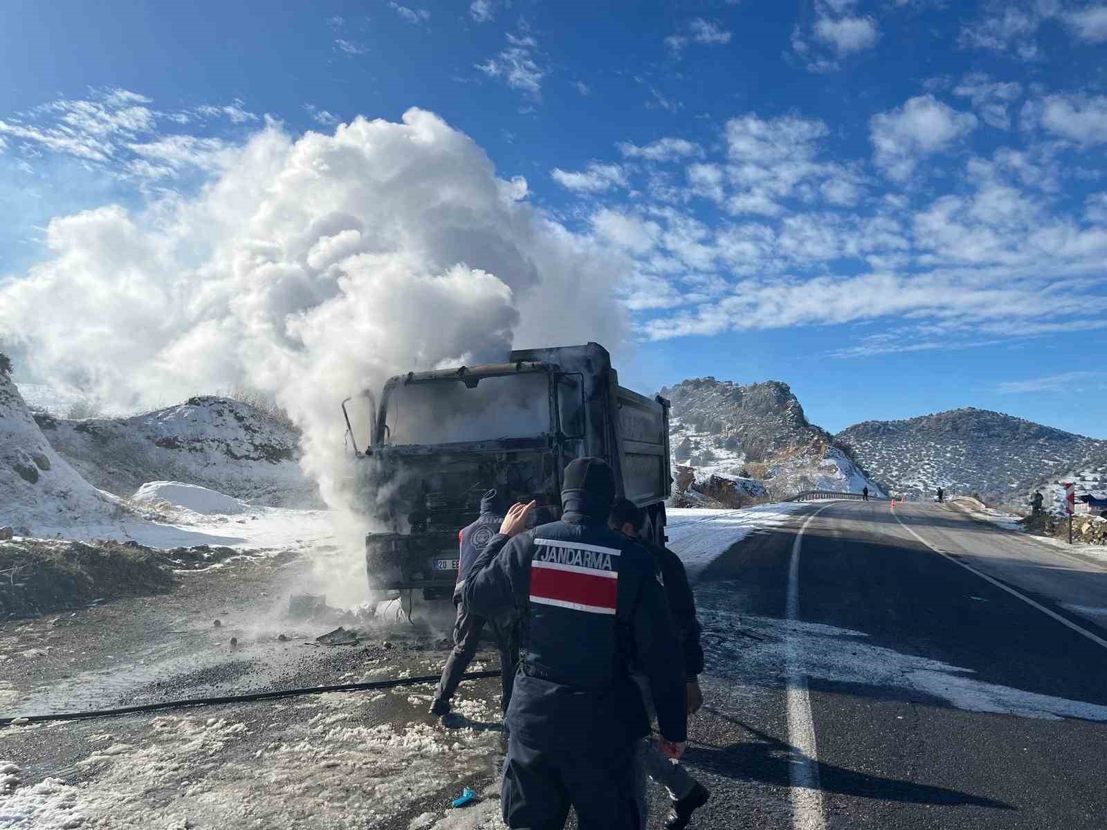 Yozgat’ta kamyon yandı, kullanılamaz hale geldi

