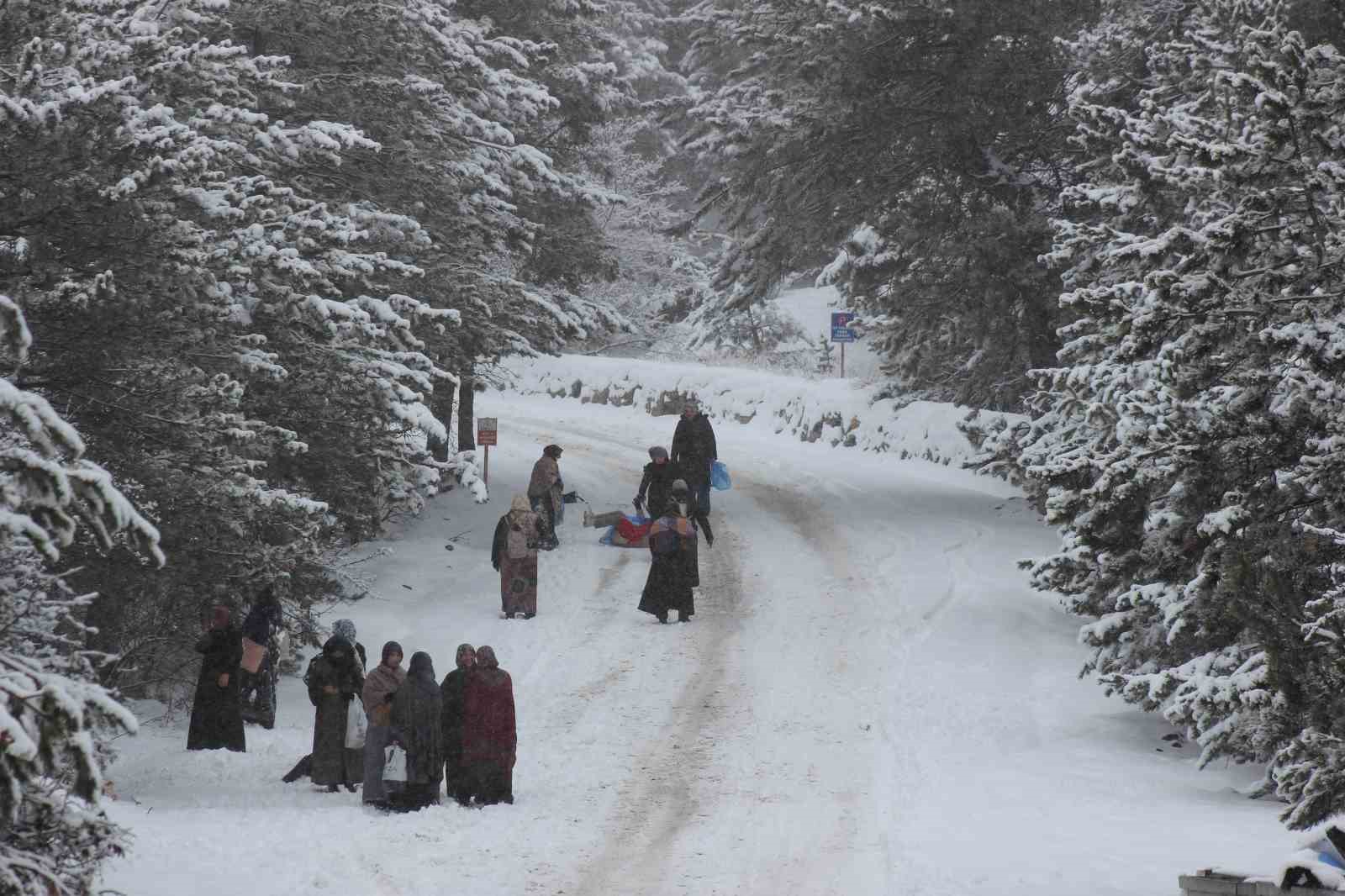 Yozgat’ta kar bereketi: Hem doğa sevindi hem çocuklar

