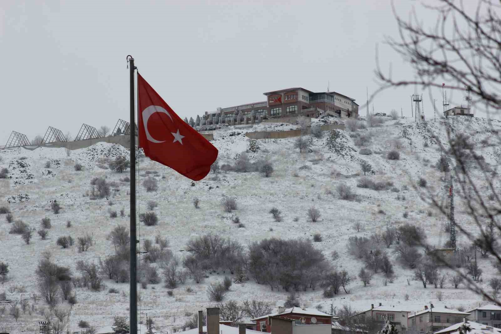 Yozgat’ta kar bereketi: Hem doğa sevindi hem çocuklar
