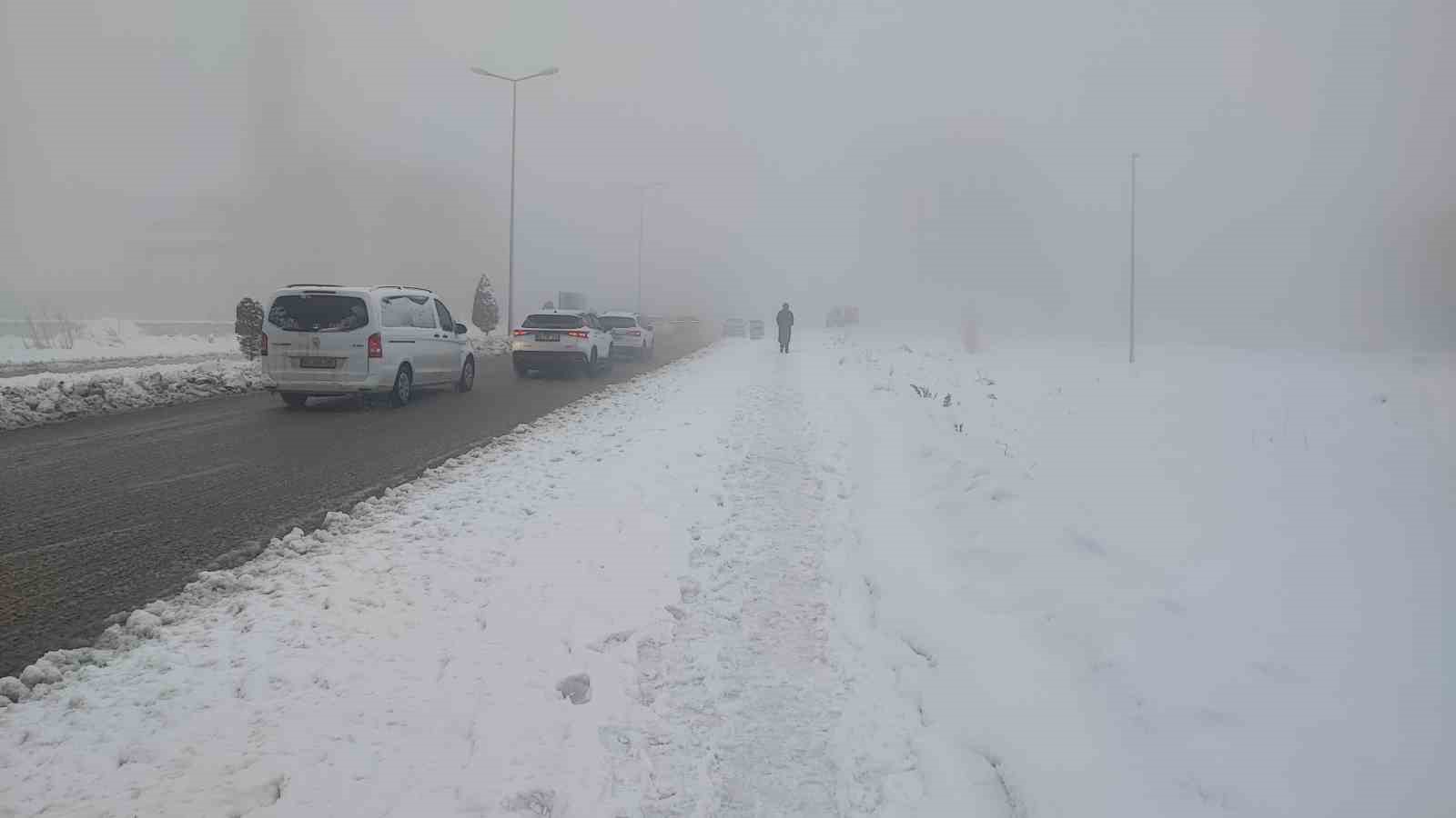 Yozgat’ta kar yağışı ve sis sürücülere zor anlar yaşattı
