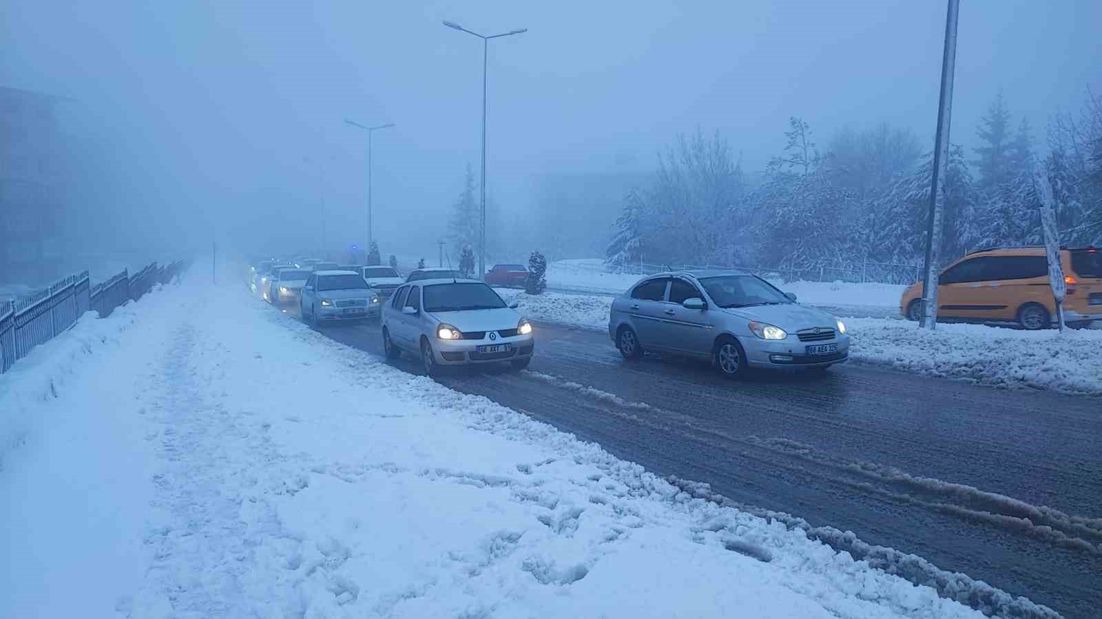 Yozgat’ta kar yağışı ve sis sürücülere zor anlar yaşattı
