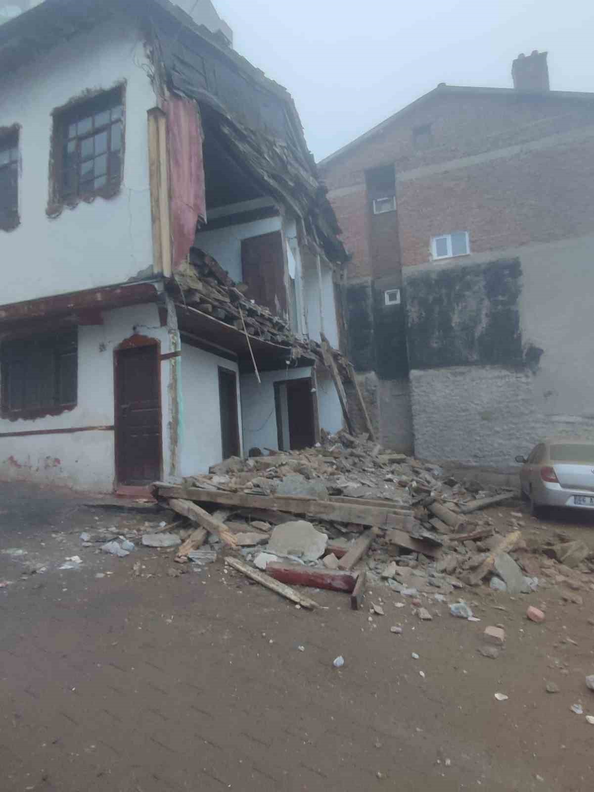 Yozgat’ta metruk konak, yağışın etkisiyle çöktü
