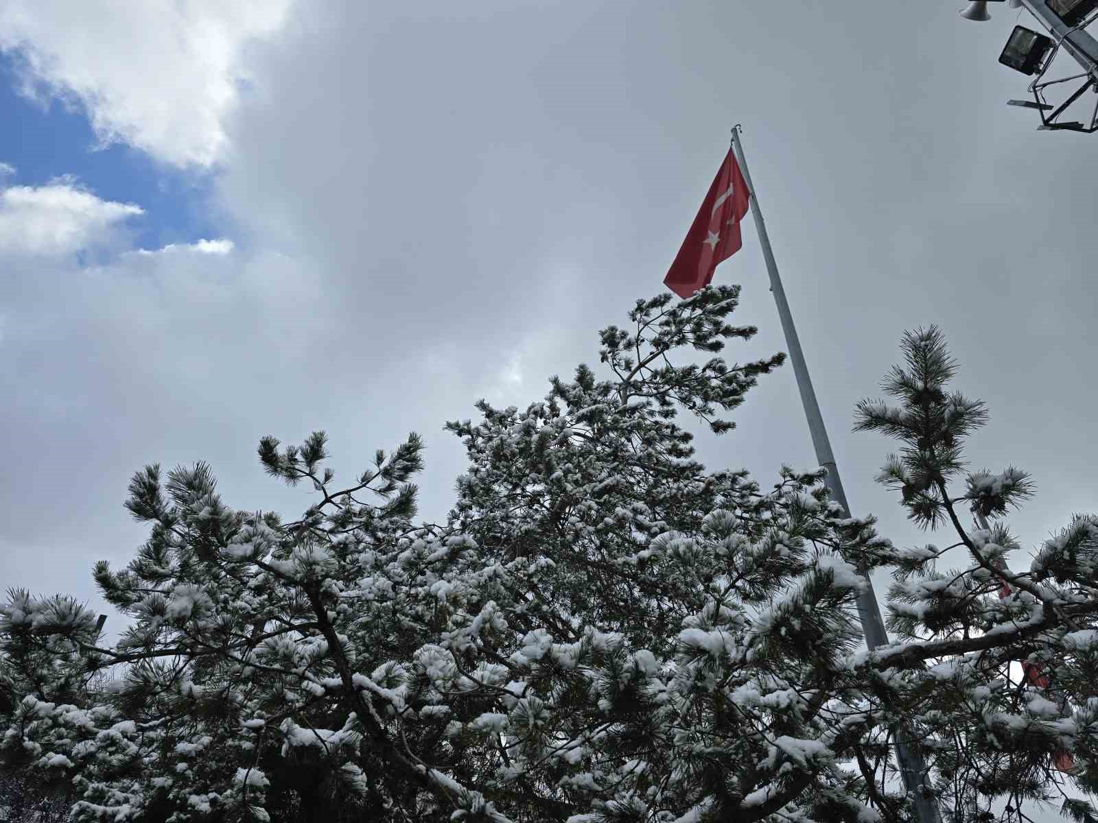 Yozgat’ta Nisan ayında kar sürprizi

