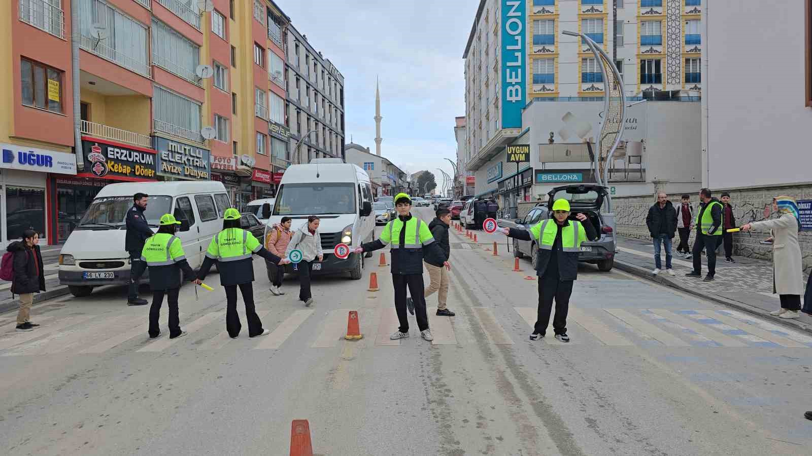 Yozgat’ta öğrenciler trafiğe yön verdi
