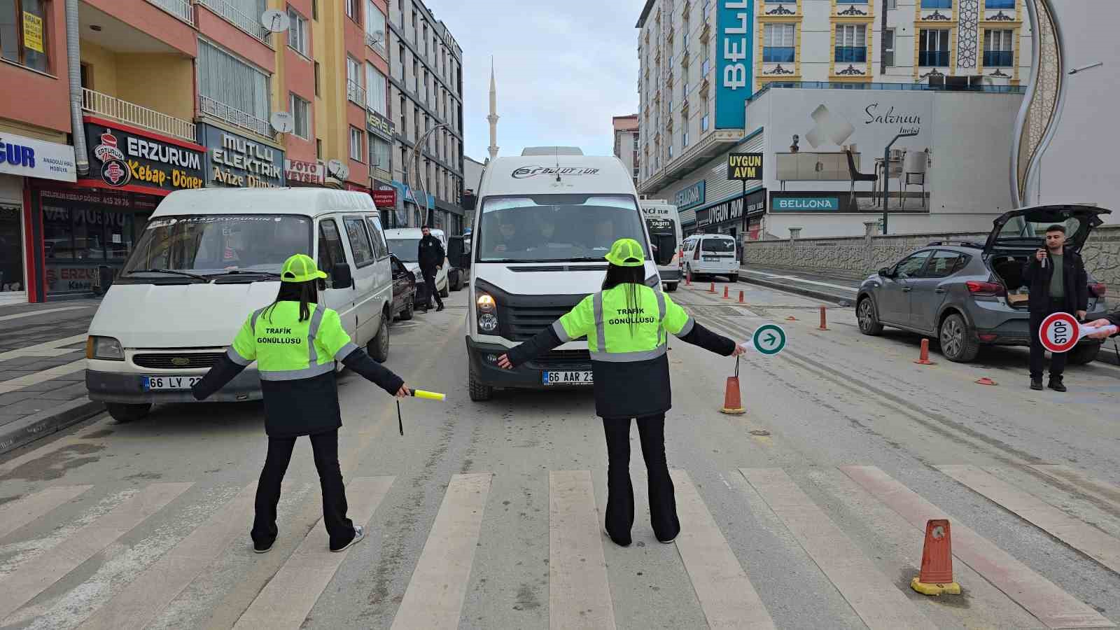 Yozgat’ta öğrenciler trafiğe yön verdi
