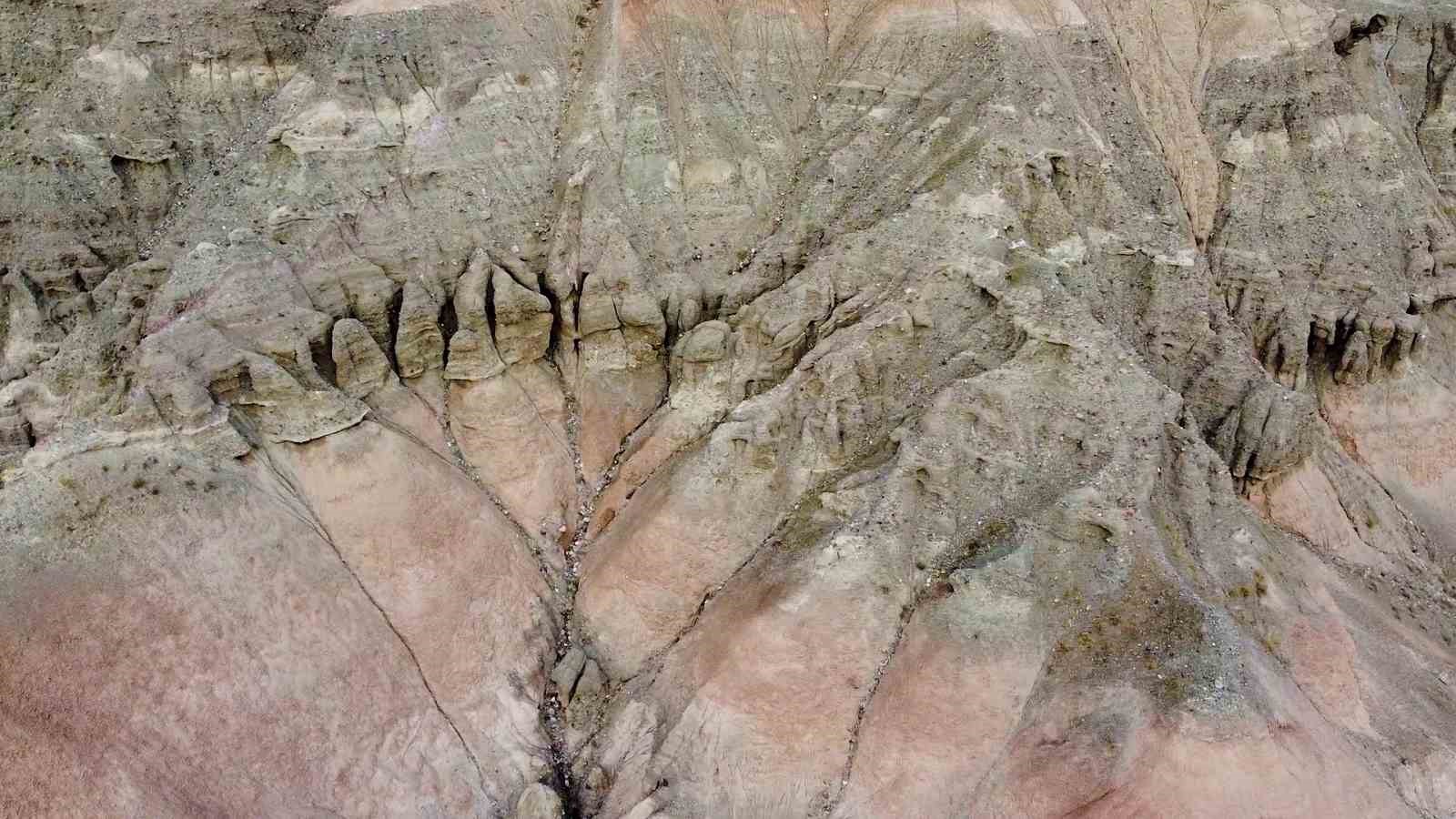 Yozgat’ta yağmur, kar ve rüzgarın şekillendirdiği tepe dron kamerasıyla görüntülendi
