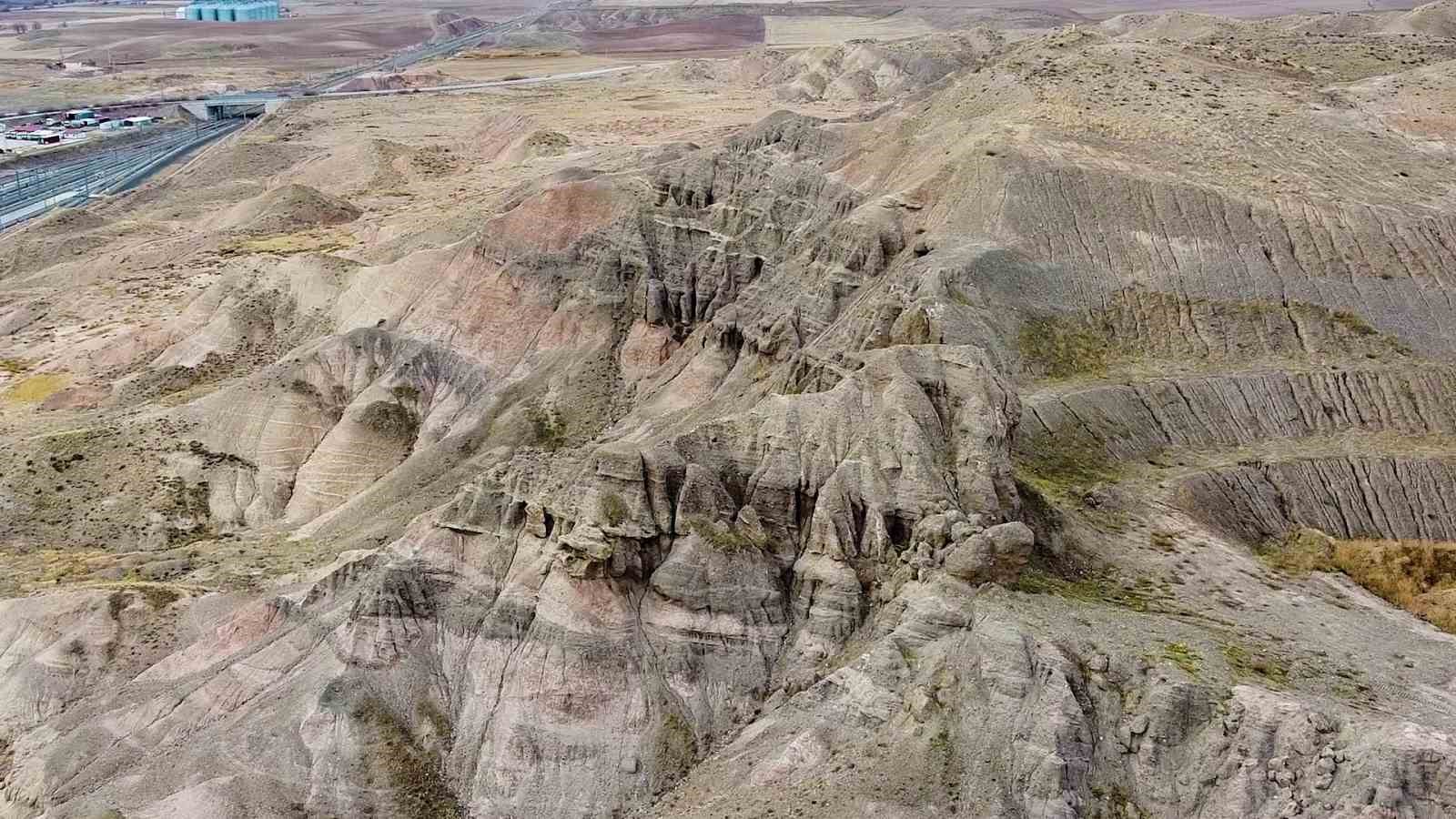 Yozgat’ta yağmur, kar ve rüzgarın şekillendirdiği tepe dron kamerasıyla görüntülendi

