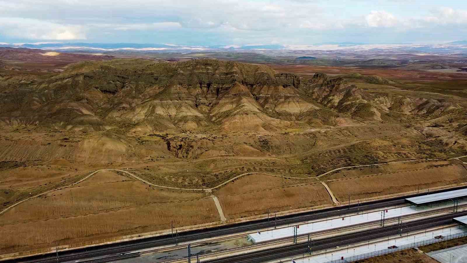 Yozgat’ta yağmur, kar ve rüzgarın şekillendirdiği tepe dron kamerasıyla görüntülendi
