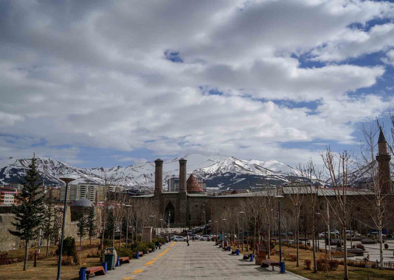 Yüksek kesimlerde kar var
