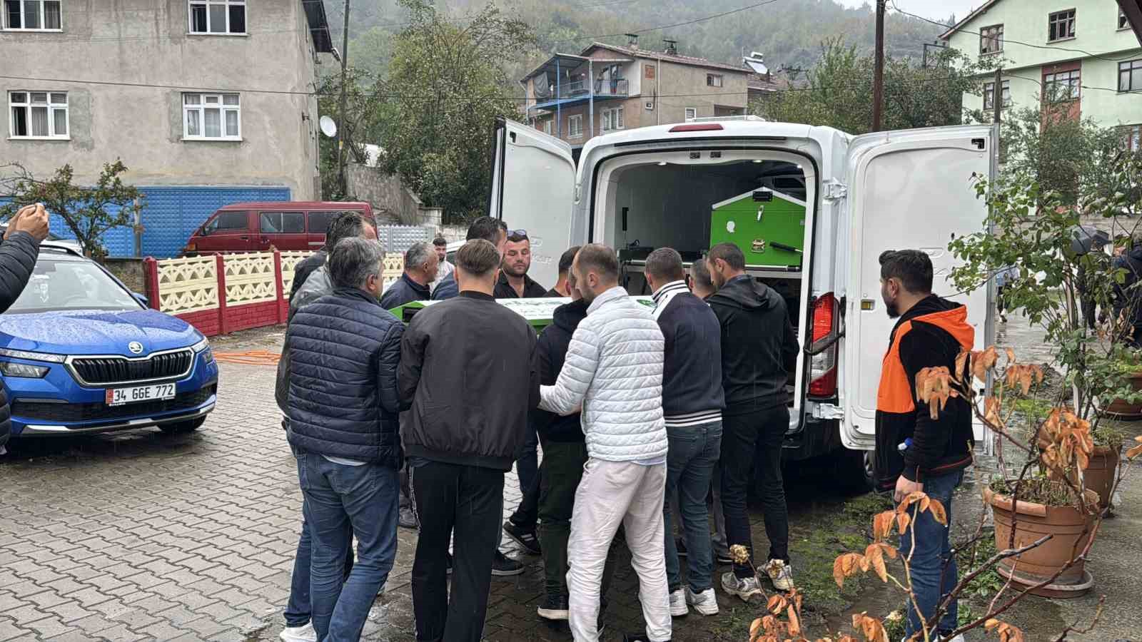 "Yüksek sesle müzik" kavgasında 24 yaşındaki Dilara’nın öldüğü cinayetin sanığı hakim karşısında
"Yüksek sesle müzik" kavgasında 24 yaşındaki Dilara’nın öldüğü cinayetin sanığı hakim karşısında